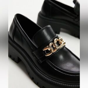 NWT/NIB Topshop Chunky Black Leather Loafer w Gold Chain, US Size 8